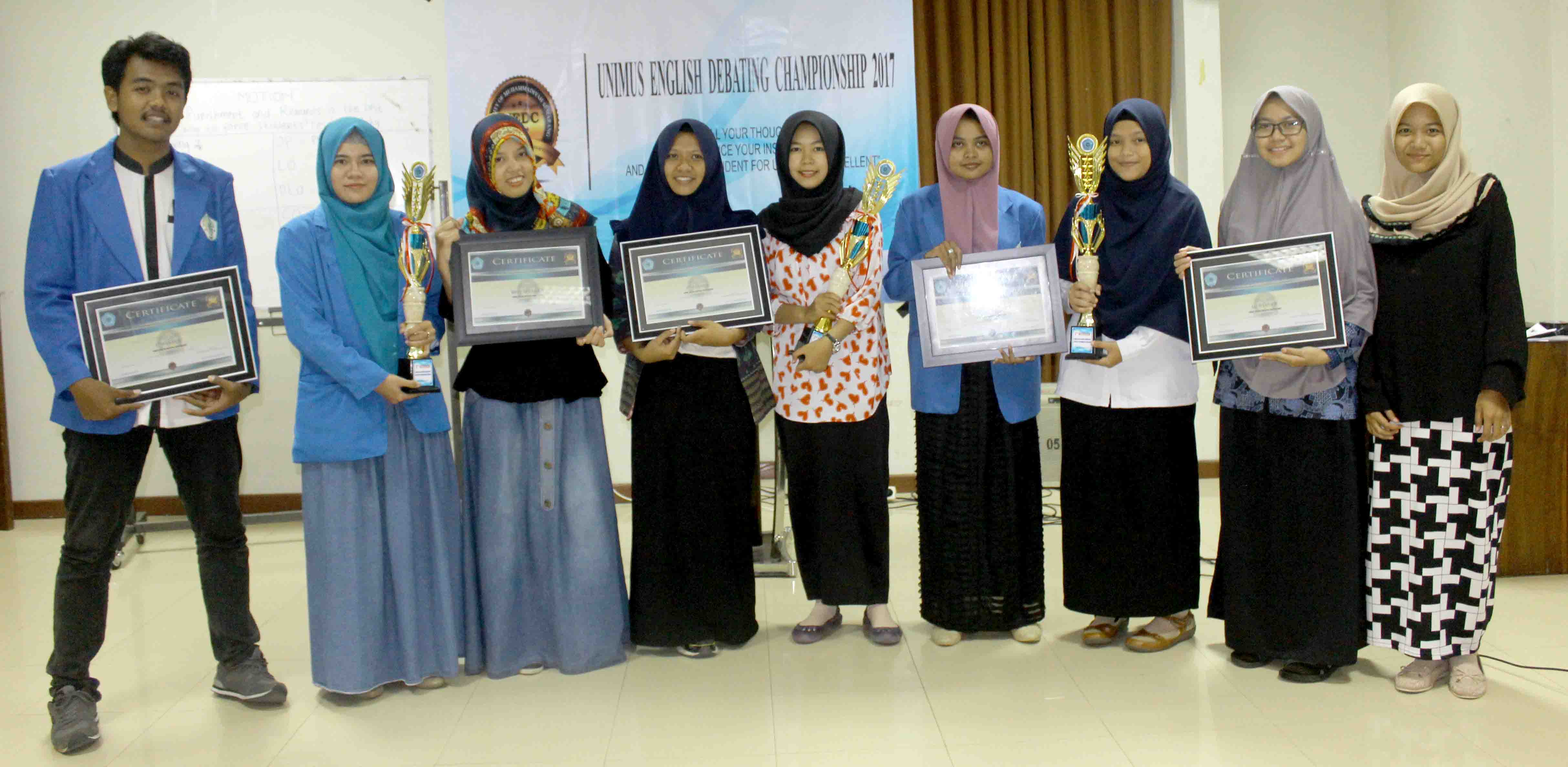 Read more about the article unimus English Debate Competition Fasilitasi Prestasi Mahasiswa