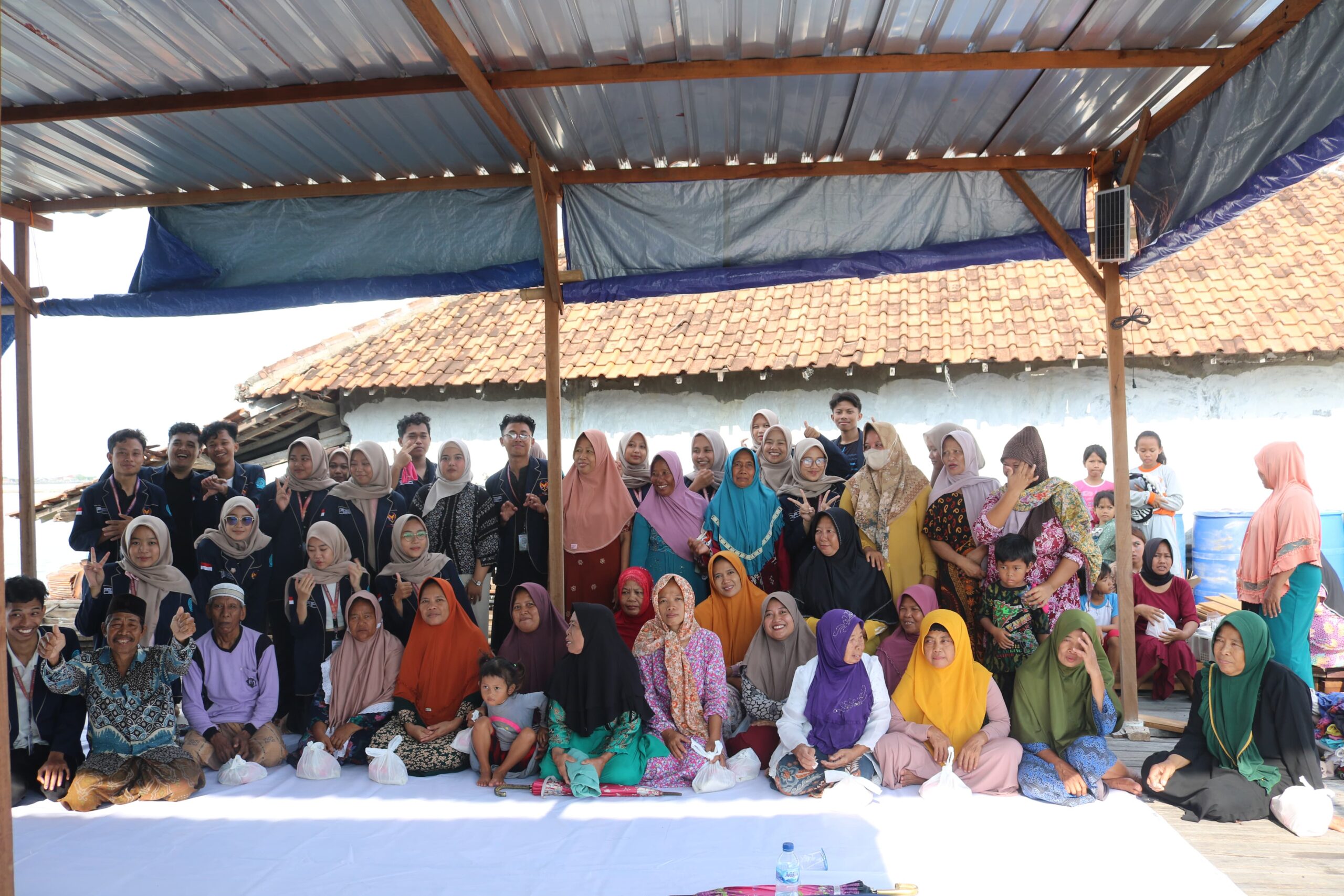 Read more about the article SOSMAS BEM FEB ITE-Unimus Sukses Adakan AKSOSMAS di Desa Timbulsloko, Demak